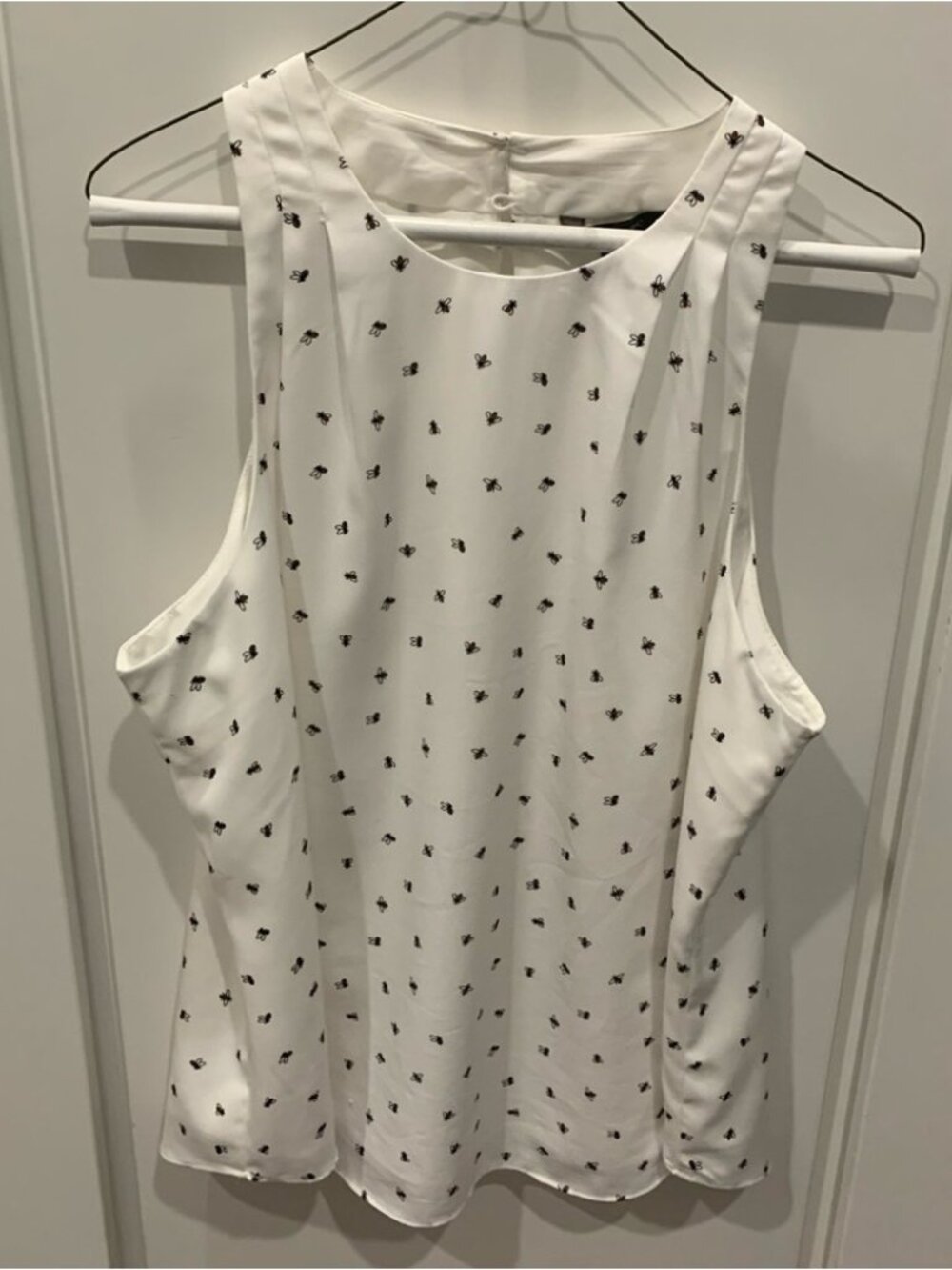 bee print tank top